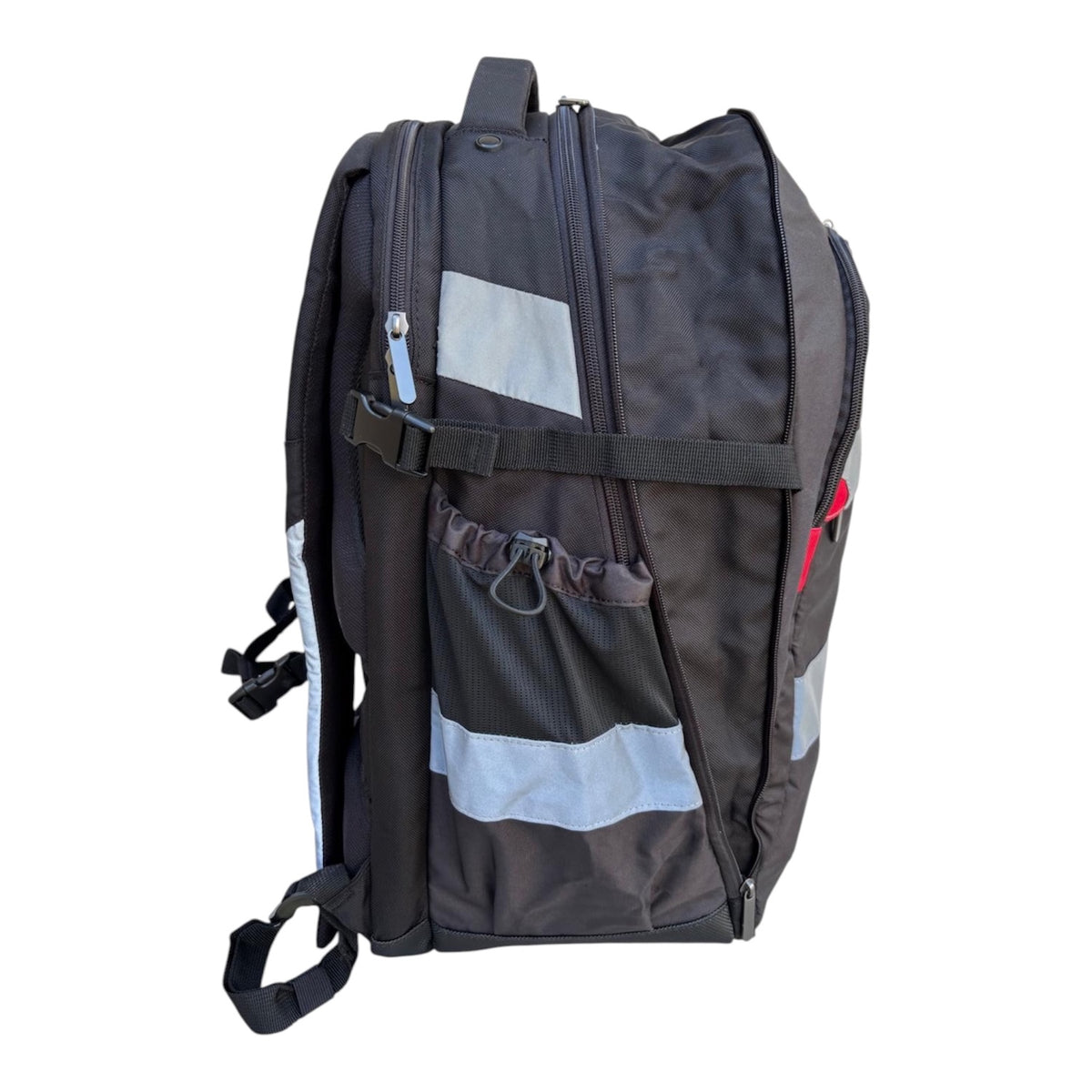 Schwarzer Arbeitsrucksack von SCHLUGA mit Dehnfalte, reflektierenden Streifen und 34L Fassungsvermögen, für Berufstätige.