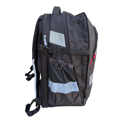 Schwarzer Arbeitsrucksack von SCHLUGA mit Dehnfalte, reflektierenden Streifen und 34L Fassungsvermögen, für Berufstätige.