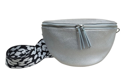 DOUBLE MAX – Banana Bag – Edle Crossbody- / Bodybag – 100 % vegan – 30 × 15 × 10 cm - silber