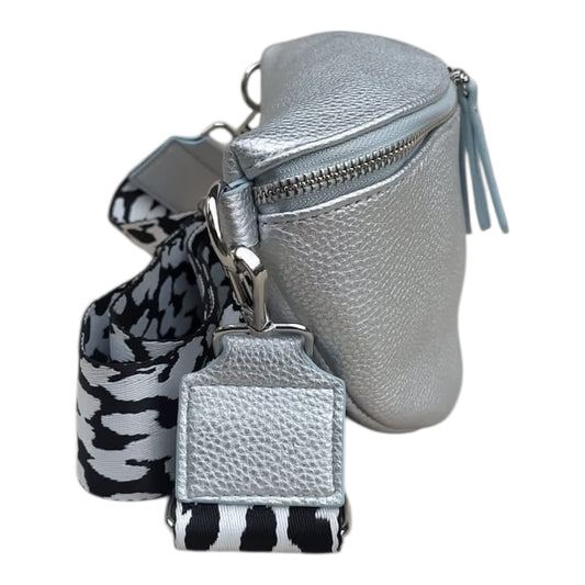 DOUBLE MAX – Banana Bag – Edle Crossbody- / Bodybag – 100 % vegan – 30 × 15 × 10 cm - silber