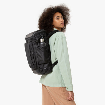 Eastpak Tecum Top Rucksack – 29,5 × 49 × 19,5 cm, 23 L, Laptopfach 15″, wasserabweisend - Cnnct coat