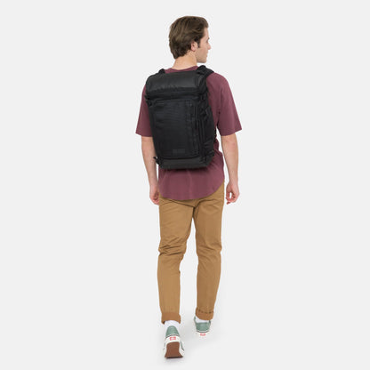 Eastpak Tecum Top Rucksack – 29,5 × 49 × 19,5 cm, 23 L, Laptopfach 15″, wasserabweisend - Cnnct coat