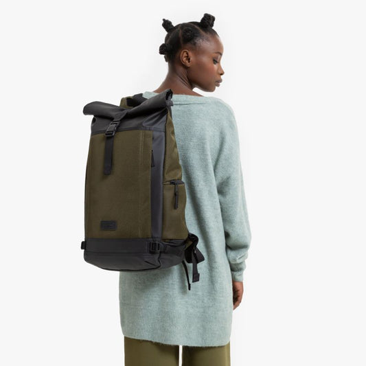 Eastpak Tecum Roll Rucksack – 20 L, Roll-Top Öffnung, gepolstertes Laptopfach, wetterfest CNNCT ARMY
