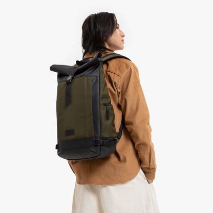 Eastpak Tecum Roll Rucksack – 20 L, Roll-Top Öffnung, gepolstertes Laptopfach, wetterfest CNNCT ARMY